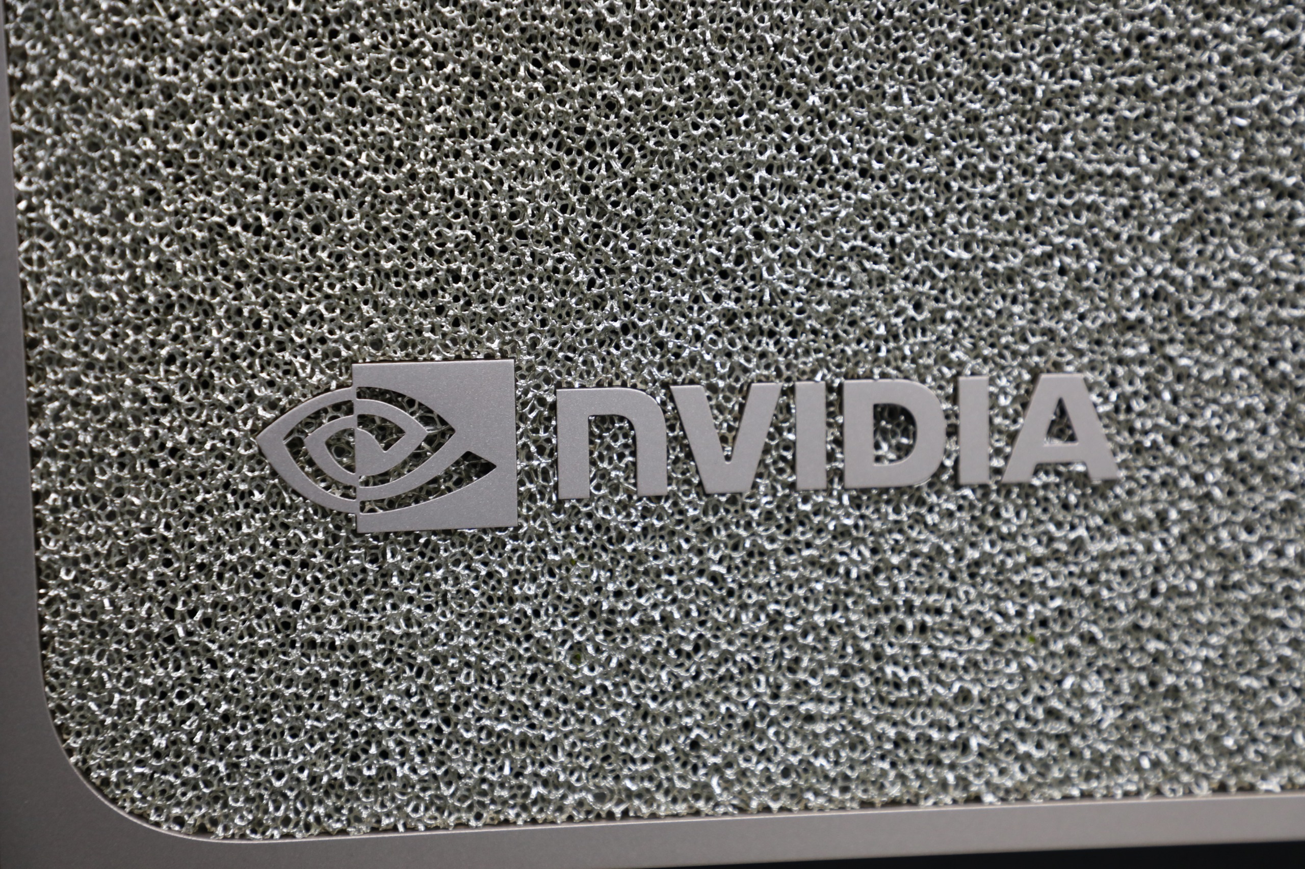 Quase metade das empresas de Goiás usa IA no dia a dia